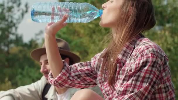 Casal Fazendo Uma Pequena Pausa Durante Viagem Caminhada — Vídeo de Stock