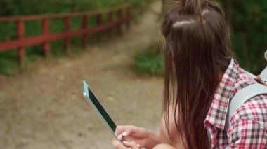 Backpacker dijital tablet kullanma