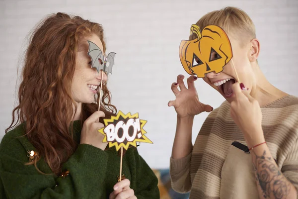 Amigos Com Máscaras Engraçadas Halloween — Fotografia de Stock