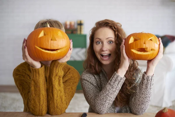 Mulheres Gritando Mostrando Abóboras Halloween — Fotografia de Stock