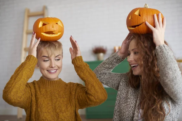 Девушки Веселятся Тыквами Хэллоуин — стоковое фото