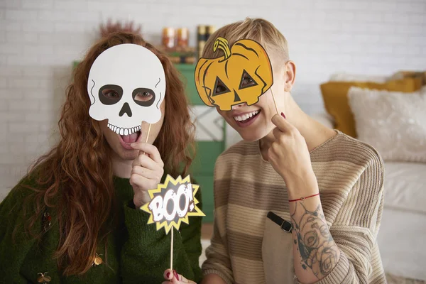 Meisjes Met Grappige Halloween Maskers — Stockfoto