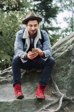 Cep telefonu kullaranarak backpacker önden görünümü 