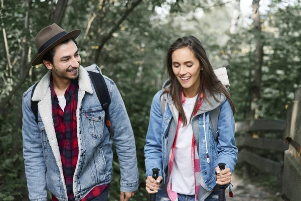 Frontansicht Eines Jungen Paares Beim Wandern Wald — Stockfoto