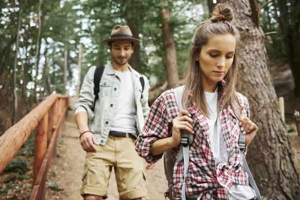 Vorderansicht Eines Paares Mit Rucksäcken Das Durch Den Wald Geht — Stockfoto