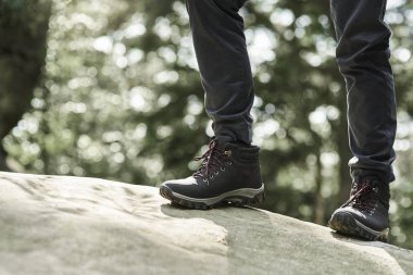 Backpacker bacak kadar kapatın 