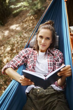 Hamak yalan ve bir kitap okuma kadın portresi 