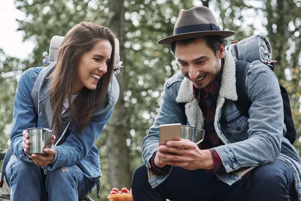 Glückliche Rucksacktouristen Die Kaffee Trinken Und Mobiltelefone Benutzen — Stockfoto