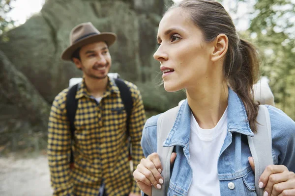 Toeristen Met Rugzakken Wandelen Bergen — Stockfoto