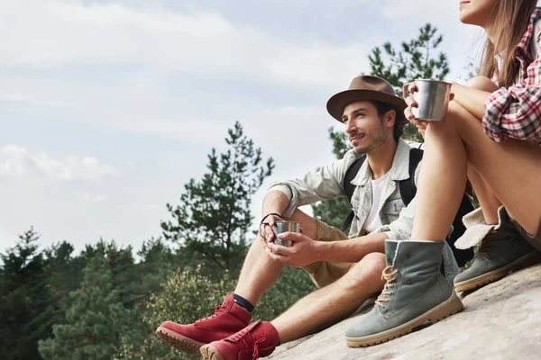 Mochileros Tomando Café Mirando Vista Las Montañas —  Fotos de Stock