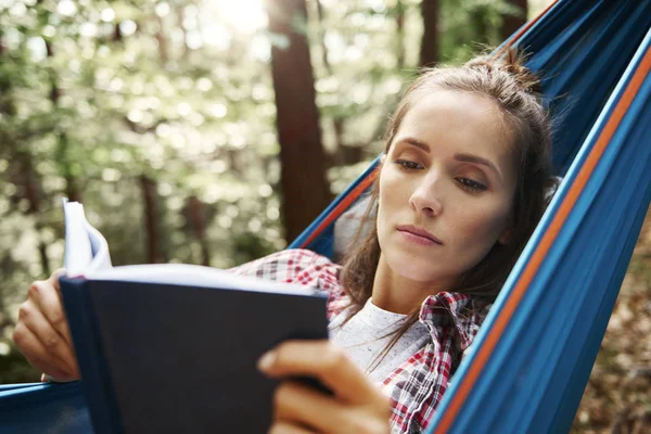 Vrouw Hangmat Ontspannen Lezen Van Een Boek — Stockfoto