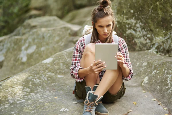 Mochileiro Usando Tablet Nas Montanhas — Fotografia de Stock