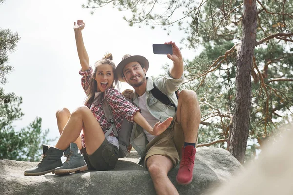 Giovane Coppia Fare Selfie Durante Viaggio Piedi — Foto Stock