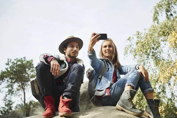 Lyckligt Par Gör Selfie Fotvandring — Stockfoto