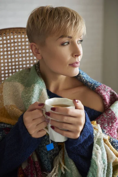 Femme Enveloppée Dans Une Couverture Buvant Thé Chaud — Photo