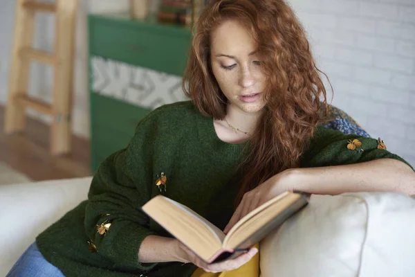 Fokuserade Kvinnor Läser Bok Vardagsrummet — Stockfoto