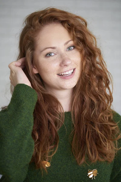 Porträtt Röda Haired Kvinna Med Fräknar — Stockfoto