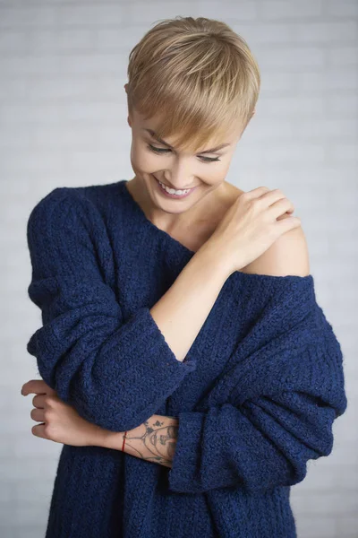 Woman Showing Her New Hairstyle — Stock Photo, Image