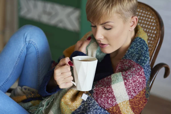 Donna Avvolta Una Coperta Che Beve Nella Giornata Invernale — Foto Stock