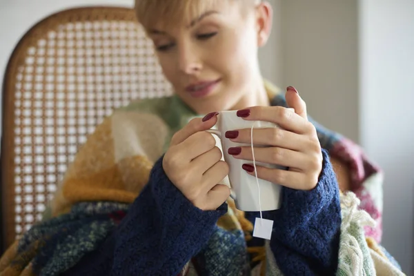 Woman Hand Holding Mug Hot Tea — Stock Photo, Image