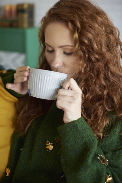 Vacker Flicka Dricka Höst Morgon — Stockfoto