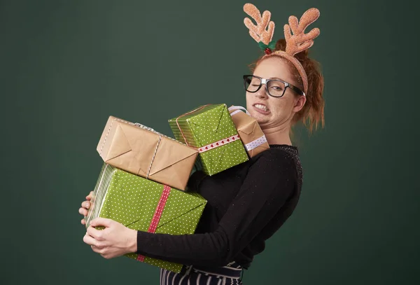 Mulher Engraçada Carregando Pilha Presentes Natal — Fotografia de Stock