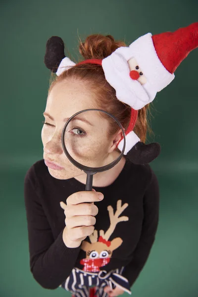 Menina Engraçada Roupas Natal Olhando Através Lupa — Fotografia de Stock