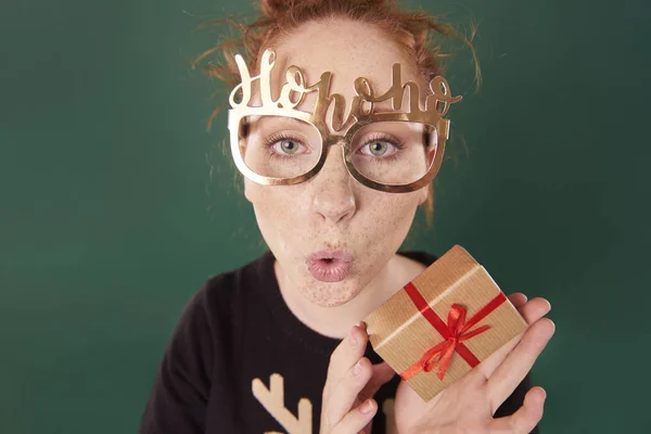 Mulher Engraçada Mostrando Presente Natal — Fotografia de Stock