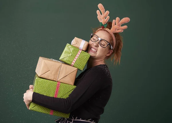 Grappige Vrouw Met Stapel Zware Kerstcadeaus — Stockfoto