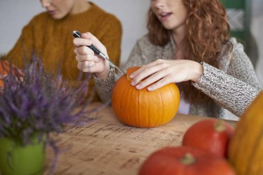 Kadının hazırlanıyor süslemeleri Cadılar Bayramı için eller.