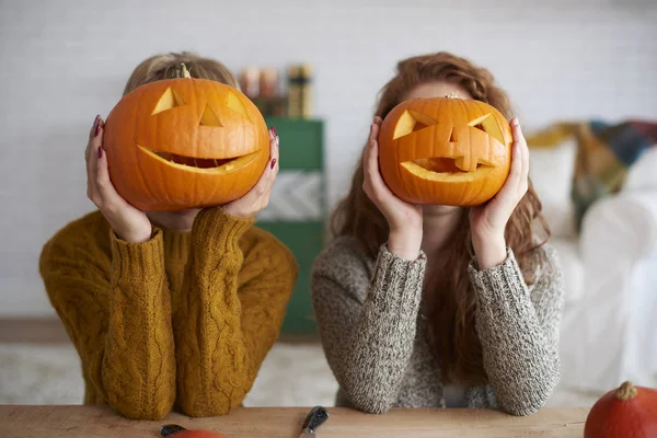 Две Женщины Показывают Тыквы Хэллоуин — стоковое фото