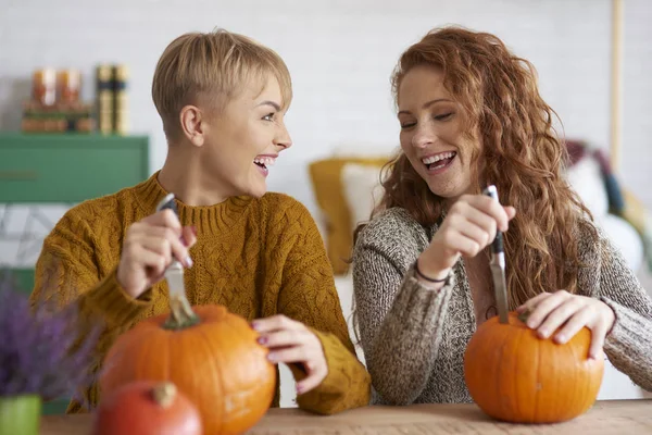 Glada Vänner Inför Halloween Dekorationer — Stockfoto