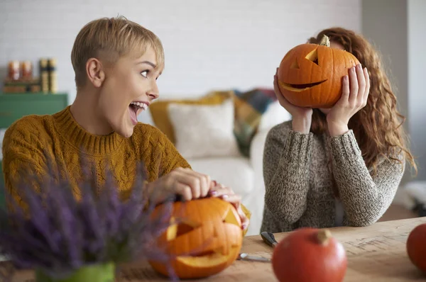 Смешные Девушки Вырезают Тыквы Хэллоуин — стоковое фото