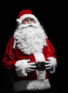 Neşeli Noel Baba elle mide üzerindeki portresi 