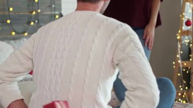 Onun kız arkadaşı Noel hediyesi ile aşk veren adam