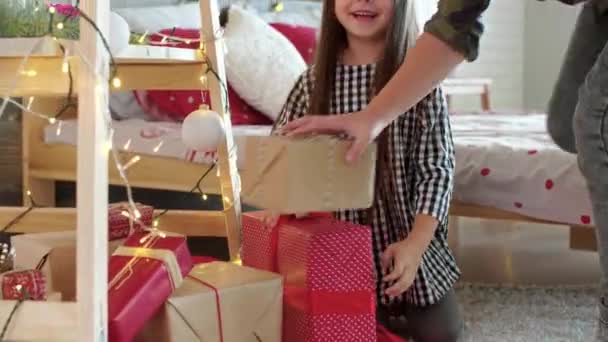 Heureux Frères Sœurs Ouverture Cadeau Noël — Video