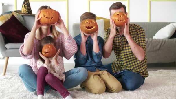 Familia Cariñosa Con Calabazas Halloween — Vídeos de Stock