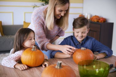 Aile tarafından Cadılar Bayramı için dekorasyon hazırlanıyor