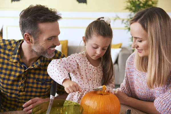 Lycklig Familj Snida Pumpa För Halloween — Stockfoto