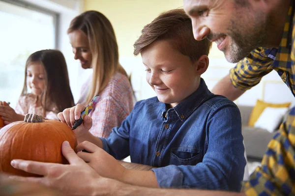 Perhe Valmistautuu Koristeet Halloween Aikaa — kuvapankkivalokuva