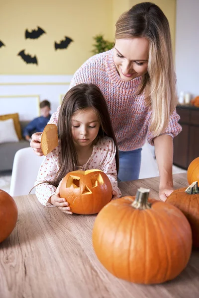 Flicka Snida Pumpa För Halloween — Stockfoto