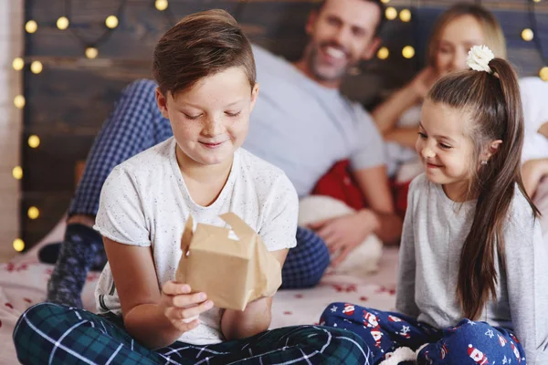 Glückliche Kinder Die Weihnachtsgeschenke Öffnen — Stockfoto