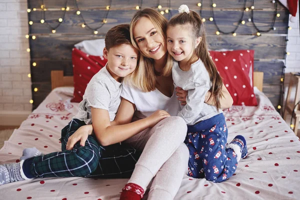 Retrato Mãe Abraçando Seus Filhos — Fotografia de Stock