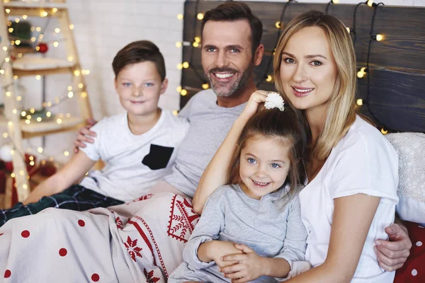 ベッドの中でクリスマス家族の肖像 — ストック写真