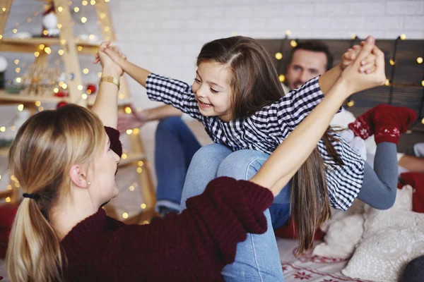 Rodina Tráví Vánoční Čas Posteli — Stock fotografie