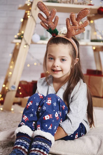 Aranyos Lány Karácsonyi Reggel Portréja — Stock Fotó