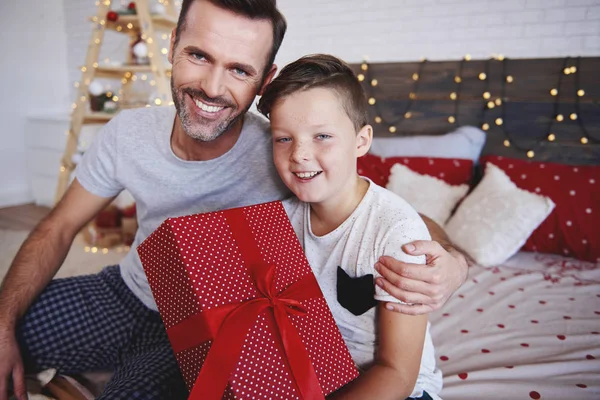 Porträt Von Vater Und Sohn Mit Weihnachtsgeschenk — Stockfoto