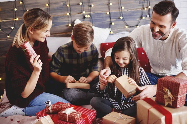 Family Opening Christmas Presents Bed — Stock Photo, Image