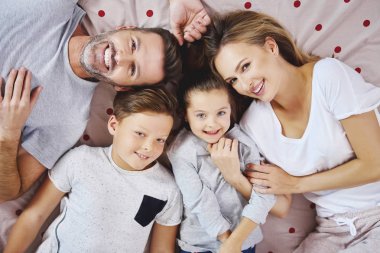 yatakta yatıyordu mutlu bir aile portresi