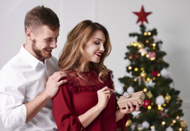 Adam kız arkadaşı bir sürpriz bahar 